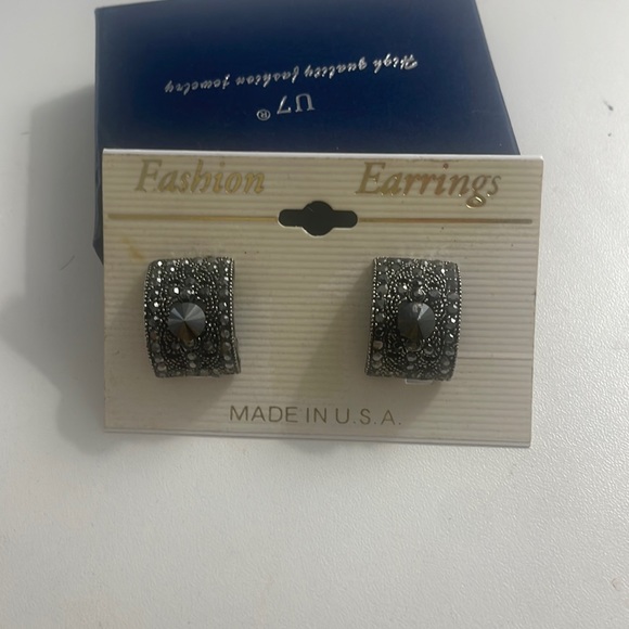 Vintage fashion clip on earrings - Picture 1 of 3